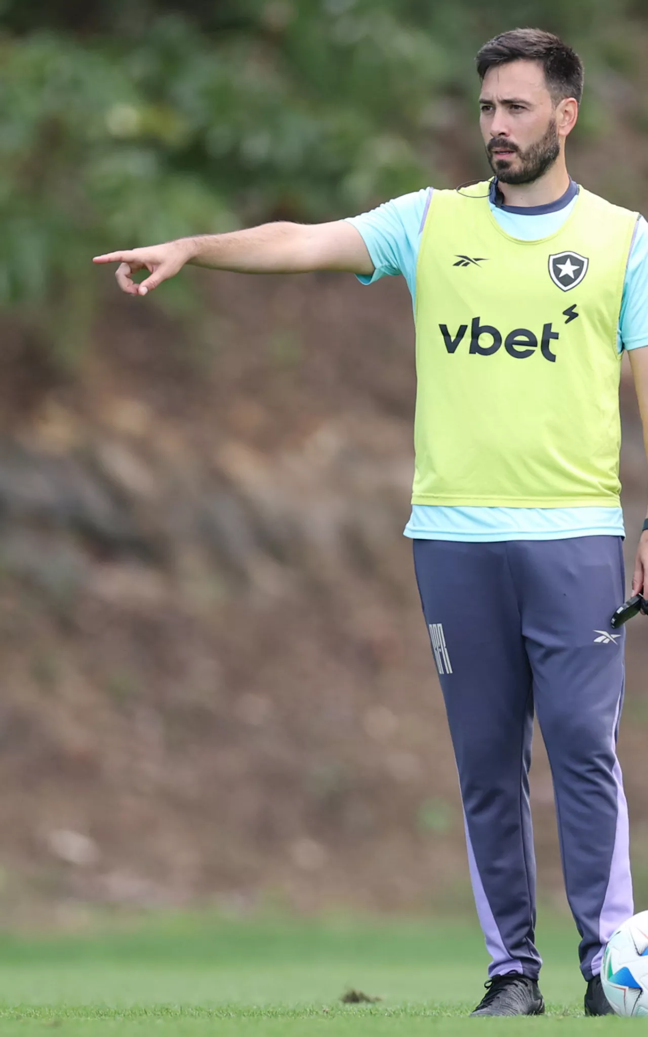 Botafogo não deverá fazer revezamento entre John e Neto
