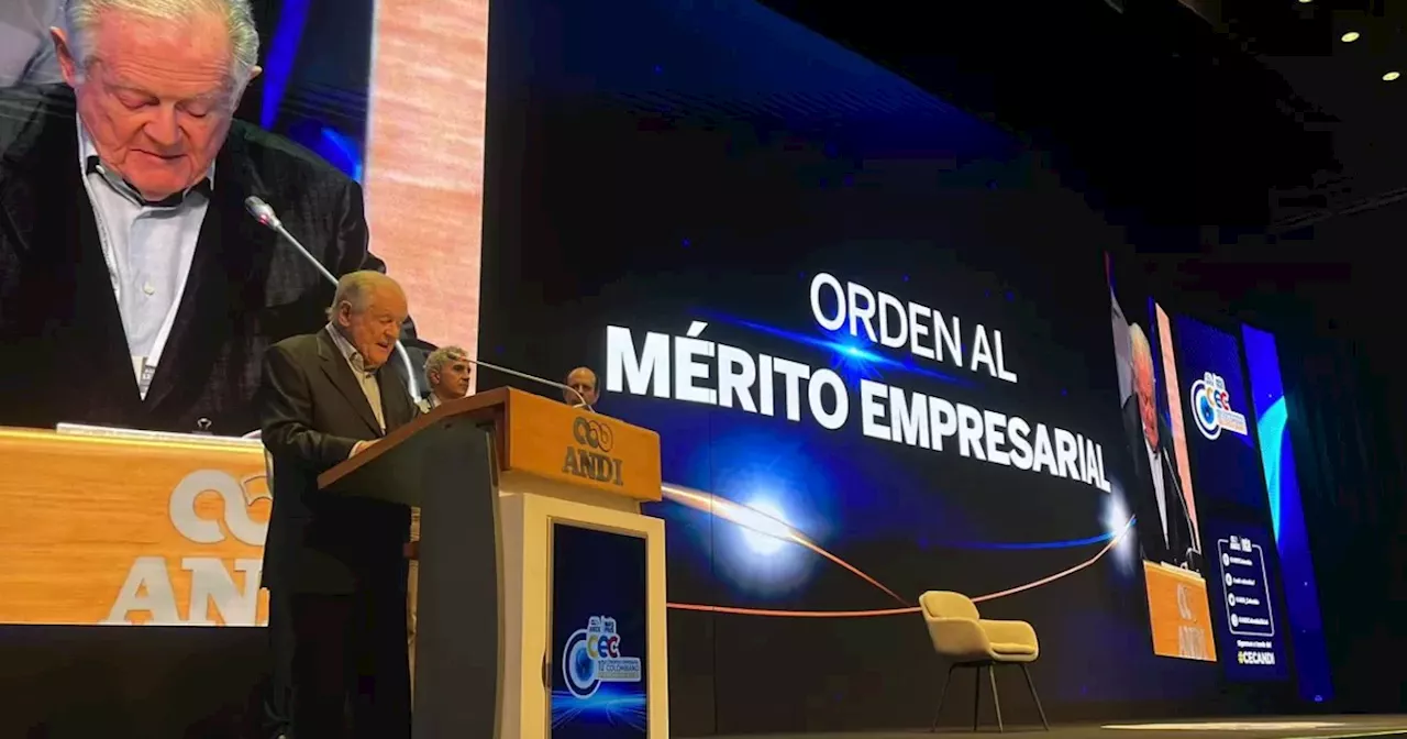 Luis Carlos Sarmiento Angulo pide defender la democracia