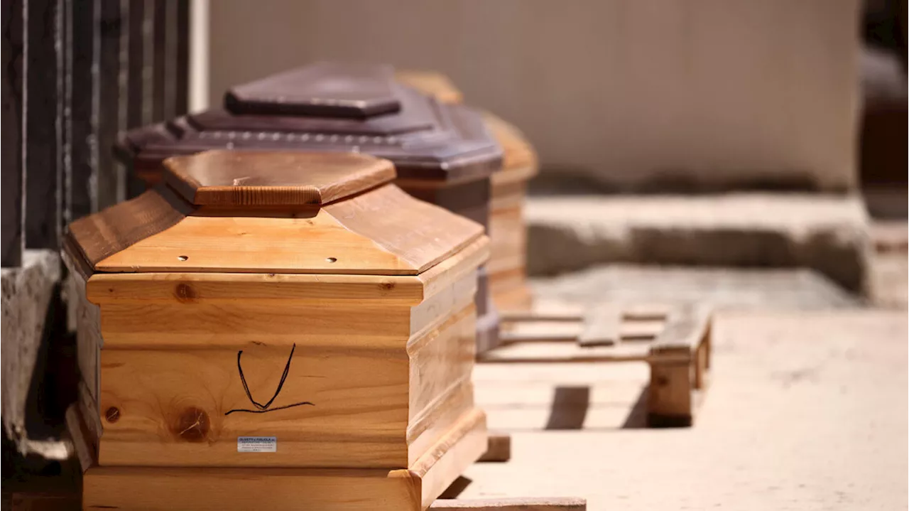 Naufragio a Lampedusa, l'ultimo viaggio dei feretri