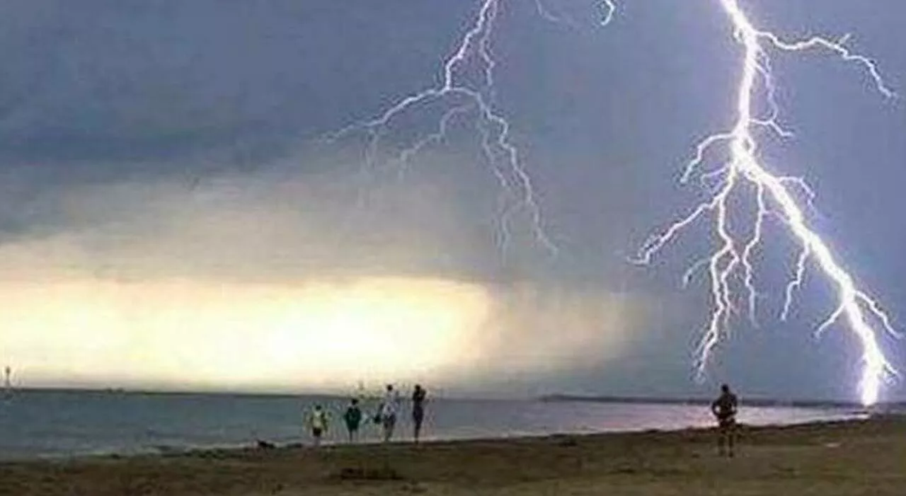 Fulmini sulla spiaggia, aumentano i feriti in Italia: uno è gravissimo. I 6 consigli per ridurre il rischio di essere colpiti
