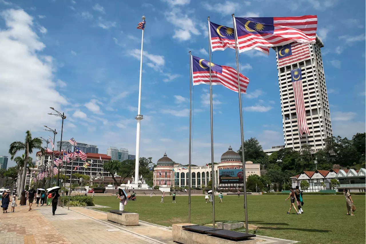 Don’t play cops-and-judges over Jalur Gemilang issues, Fahmi tells Malaysians