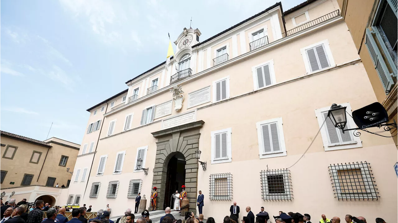 Oltre cento persone a pranzo col Papa, in menù il 'Dolce Leone'