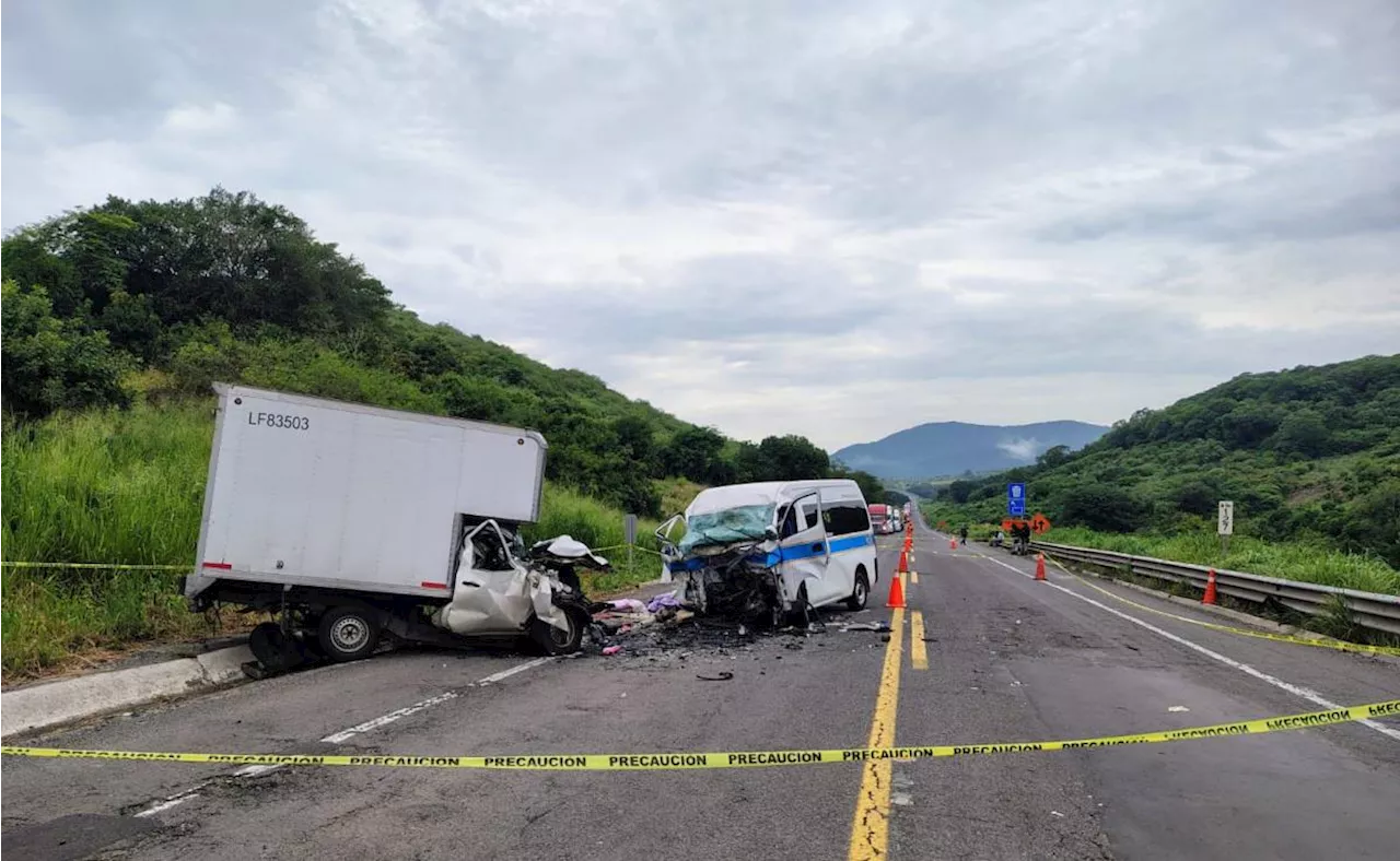 Accidente en carretera Siglo XXI en Michoacán, deja 4 muertos y 6 lesionados; chocan de frente una camioneta de pasajeros y otra comercial