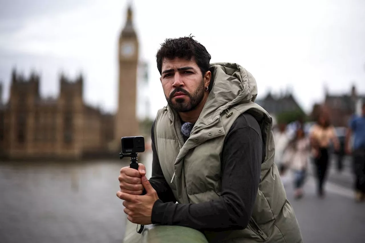 'Pickypockets!' vigilante pairs with social media on London streets