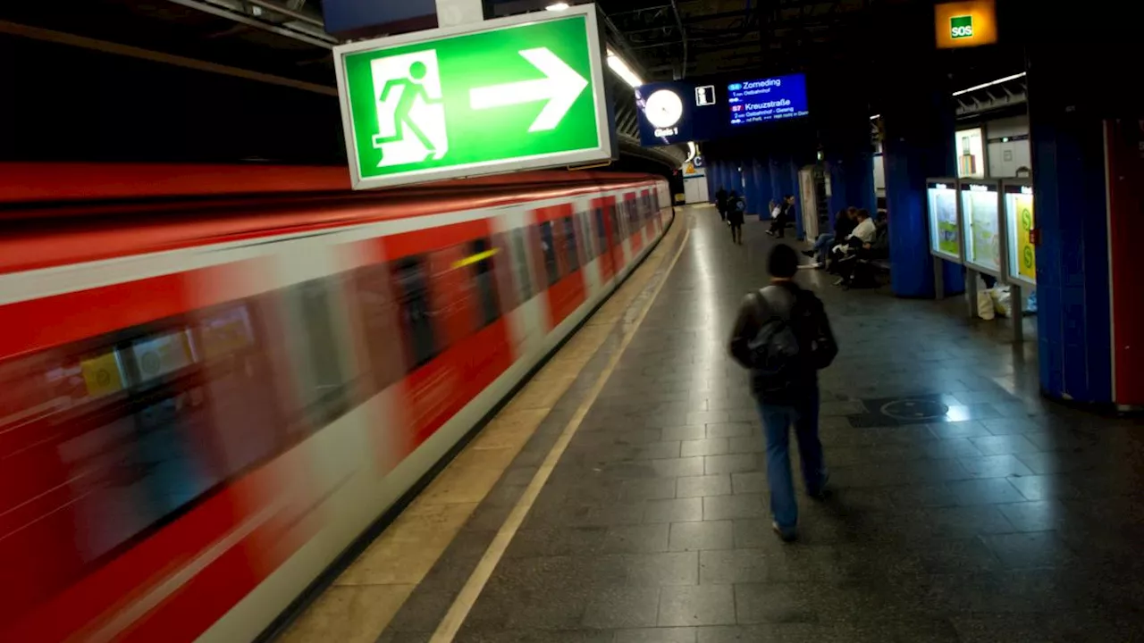 Streit in Münchner S-Bahn: 30-Jähriger greift Jüngeren an – der stößt ihn aus dem Zug