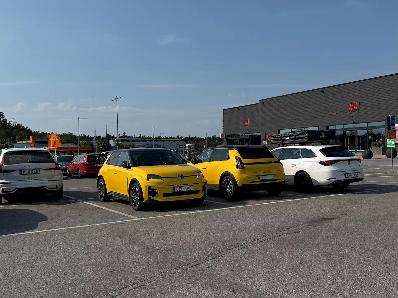 Jag har blivit kär i en gul Renault. GUL BIL!