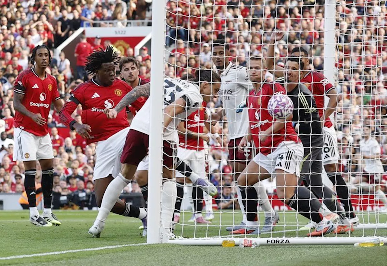Soccer-Arsenal capitalise on keeper error to secure 1-0 win at Man United