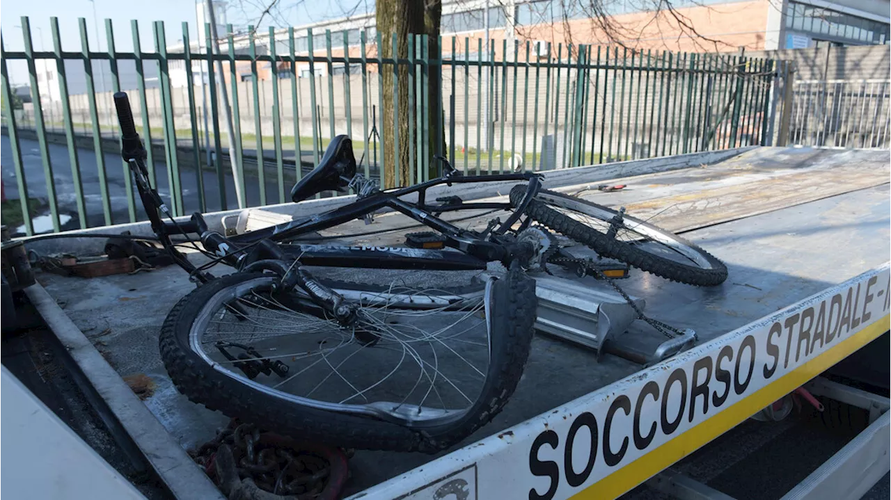 Muore un ragazzo di 15 anni investito in bici sulle strisce pedonali