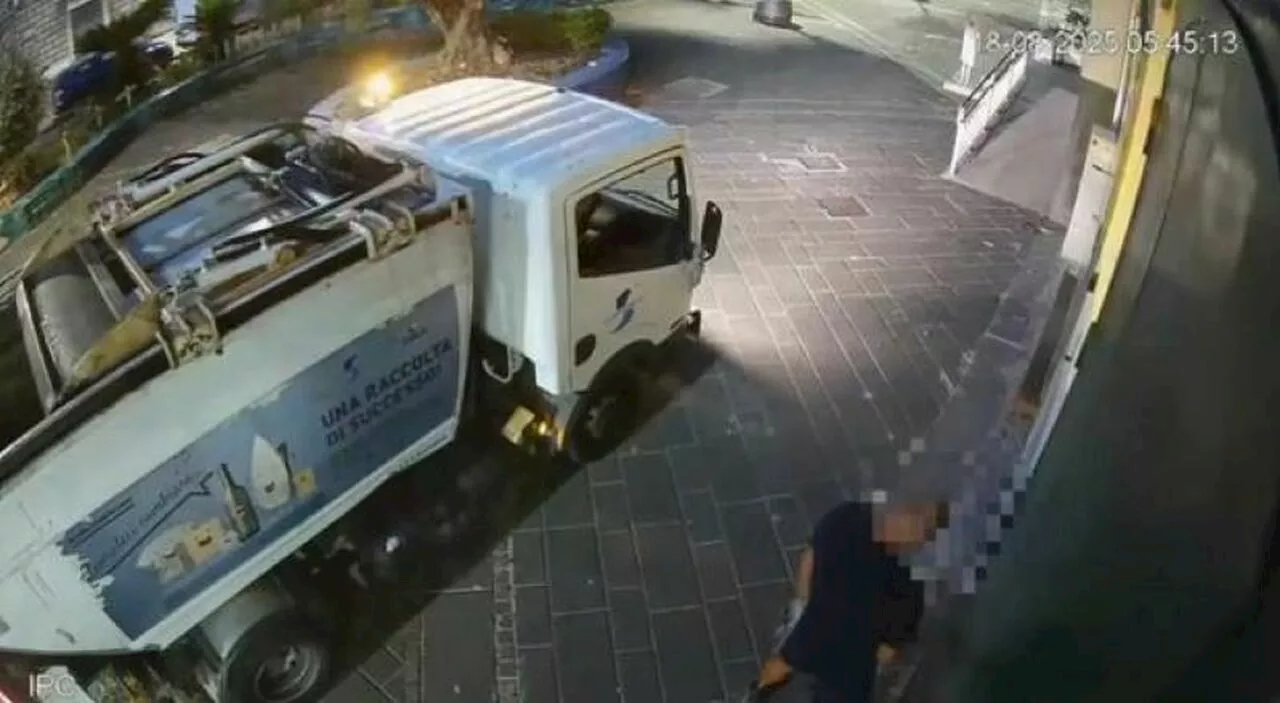 Operatore ecologico fa la pipì in strada durante il turno di lavoro: ripreso dalle telecamere, rischia il licenziamento