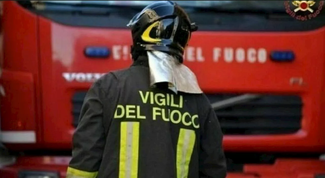 Si strappa il braccialetto elettronico, prova a sfondare a calci la porta di casa dell'ex e del figlio di 8 mesi e dà fuoco all'appartamento