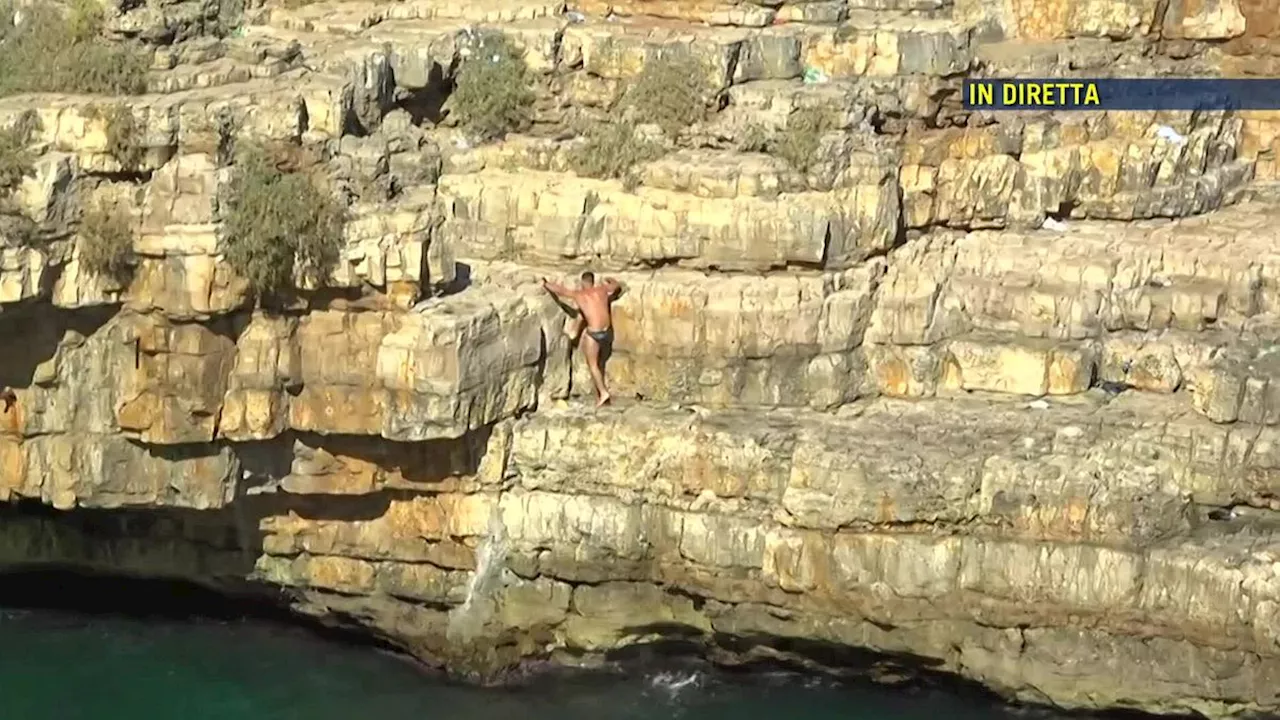Polignano a Mare, continuano i tuffi dalla scogliera dopo la morte del 23enne
