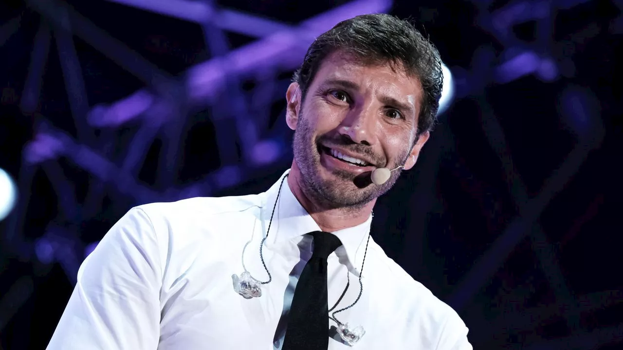 Stefano De Martino, hackerate le telecamere di casa: online i video intimi con la fidanzata Caroline Tronelli. Subito la denuncia del conduttore