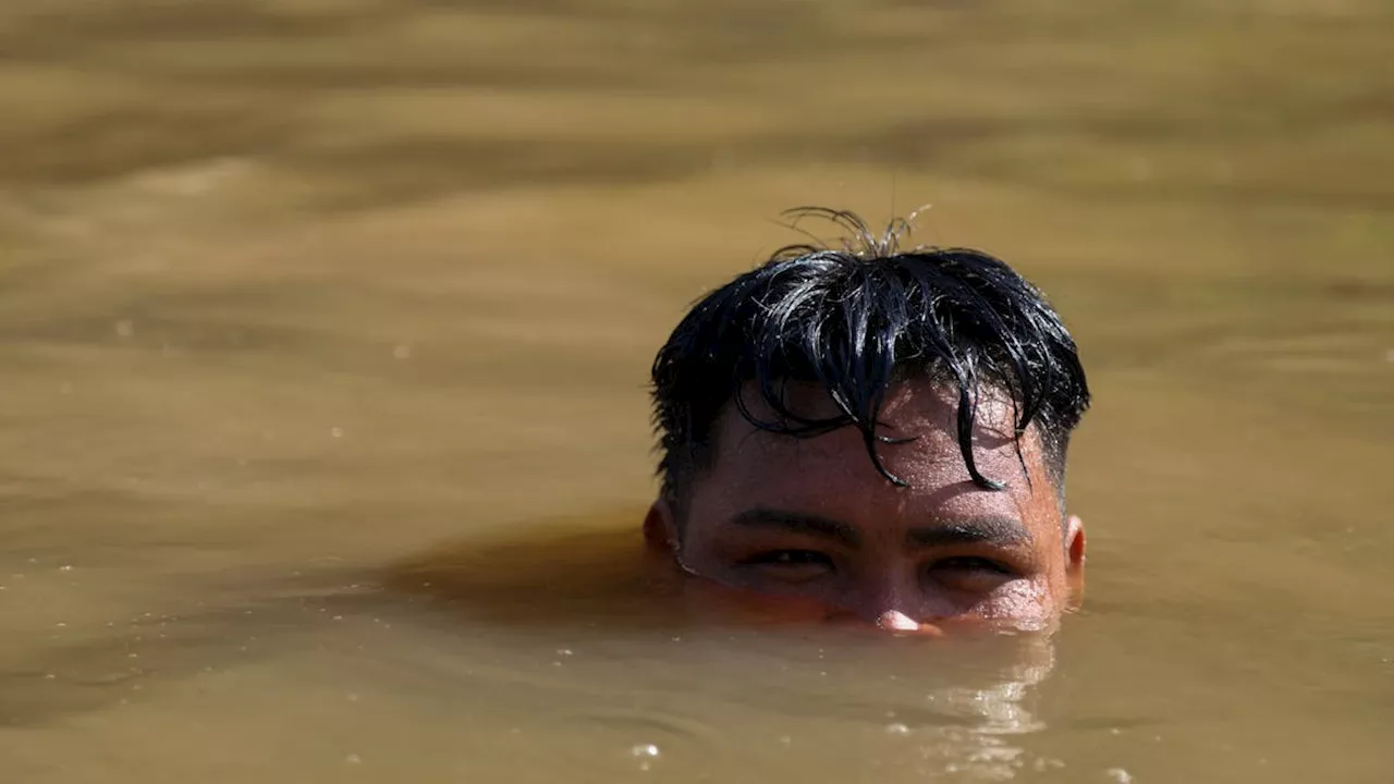Missionare beschallen indigene Völker im Amazonas mit Bibel