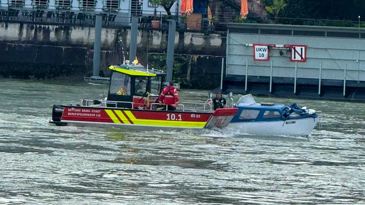Motorausfall auf dem Rhein: Boot kracht in Schiffe