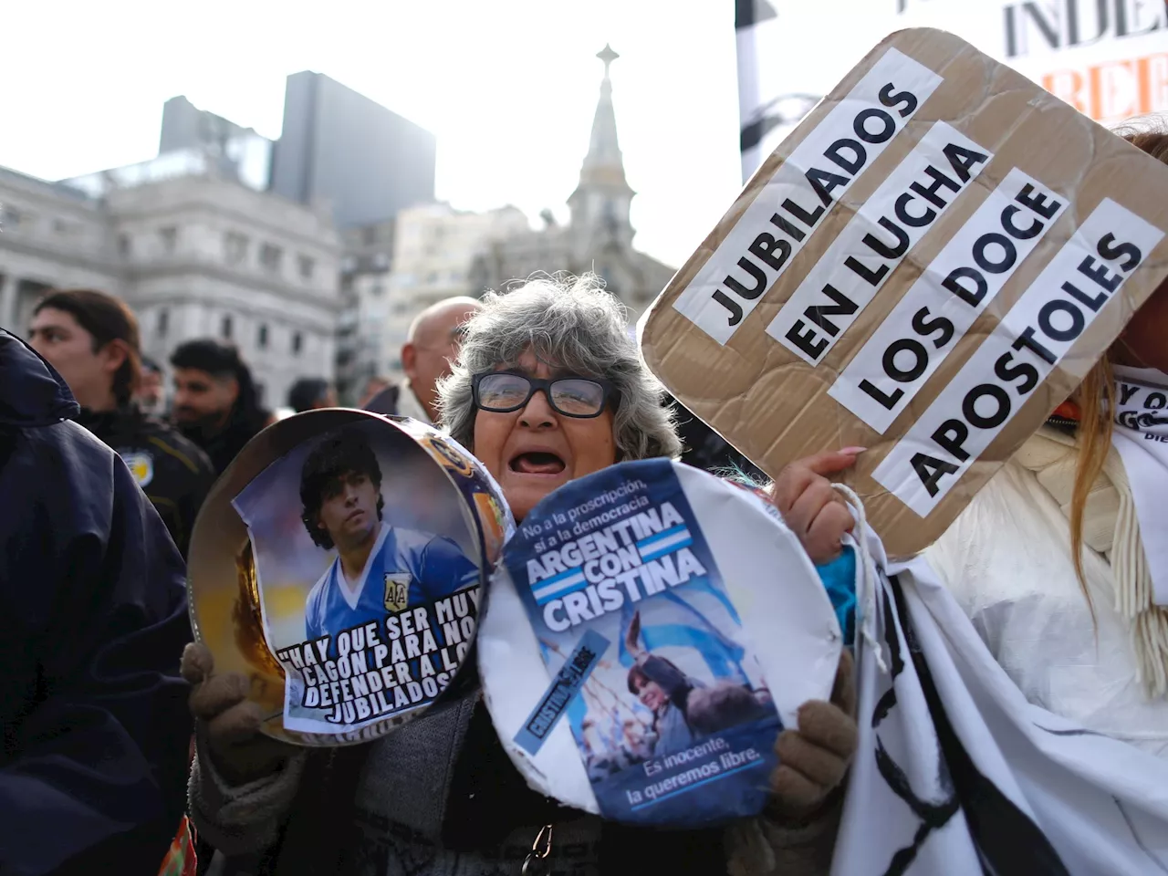 Suba de haberes, bono y moratoria para jubilados, más emergencia para discapacitados: qué mejoras prevén las leyes que vetó Milei