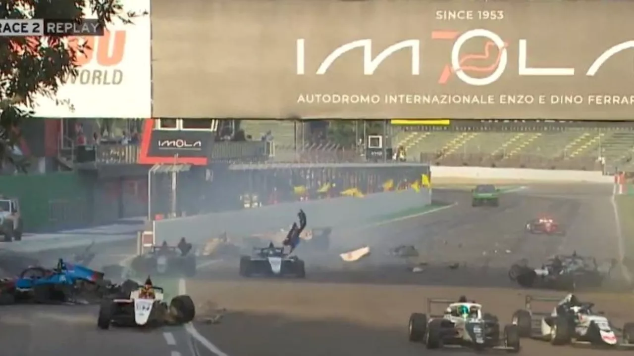 Terror en Imola: un choque múltiple paralizó la Fórmula 4 italiana y dejó la carrera suspendida