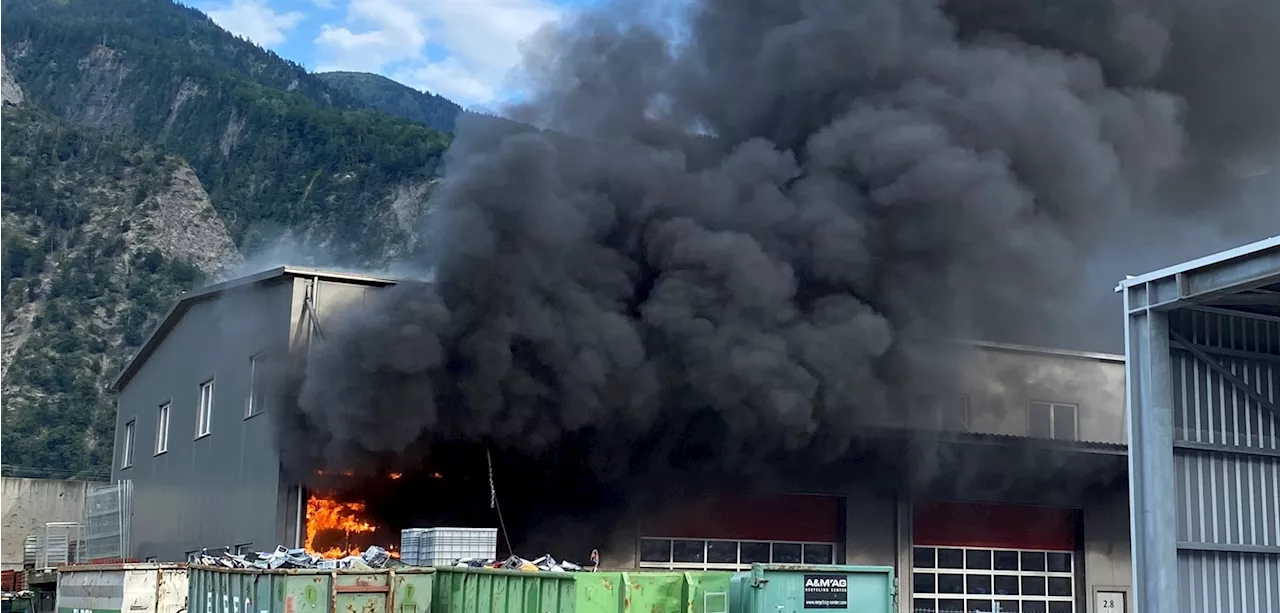 Trimmis GR: Brand auf Entsorgungsplatz – Rolltor und Fässer in Flammen