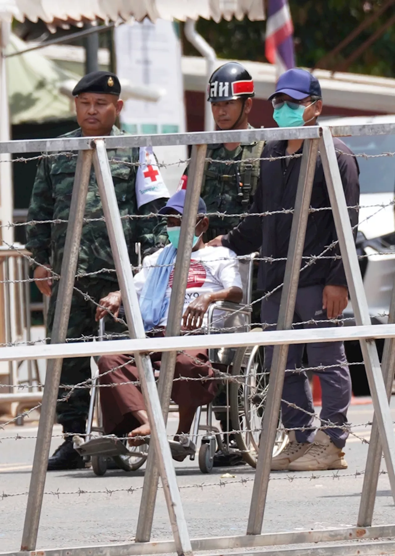 Two wounded soldiers returned to Cambodia