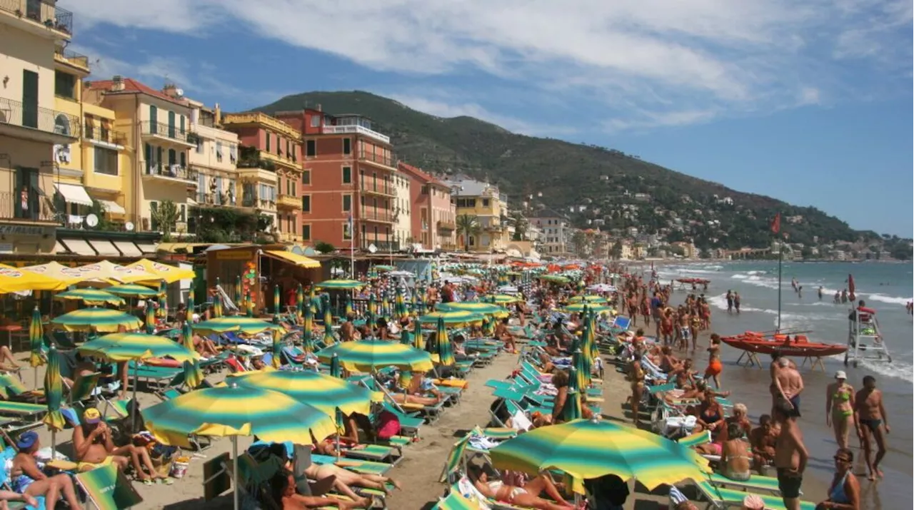 Gli tirano trenta secchiate mentre dorme sul lettino in spiaggia, gli viene una crisi cardiaca
