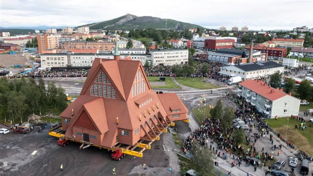 Spostata su ruote la chiesa di Kiruna in Svezia: trasloco di 5 km per far posto alla miniera di ferro