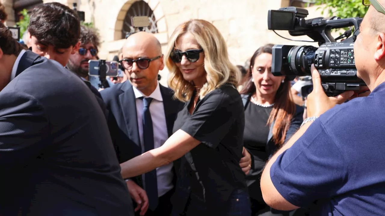 Ai funerali di Pippo Baudo a Militello c'è un paese intero. E Lorella Cuccarini e Gigi D'Alessio: «Pippo era il timbro sul passaporto, una volta che te lo dava potevi andare ovunque»