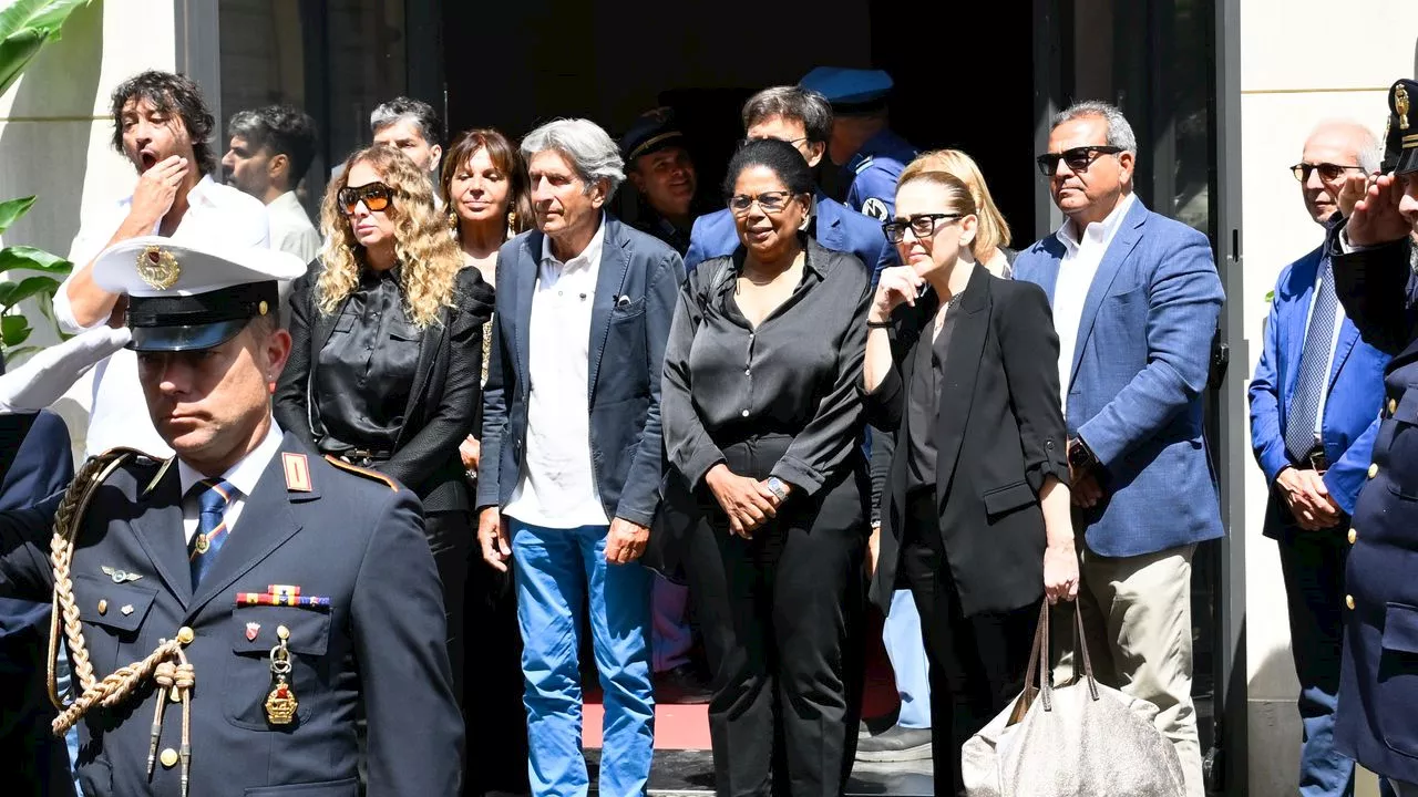 Pippo Baudo, chi è la sua storica assistente Dina Minna, al suo fianco anche ai funerali a Militello: «Ho perso un papà, voleva tornare in Sicilia ed è giusto così»