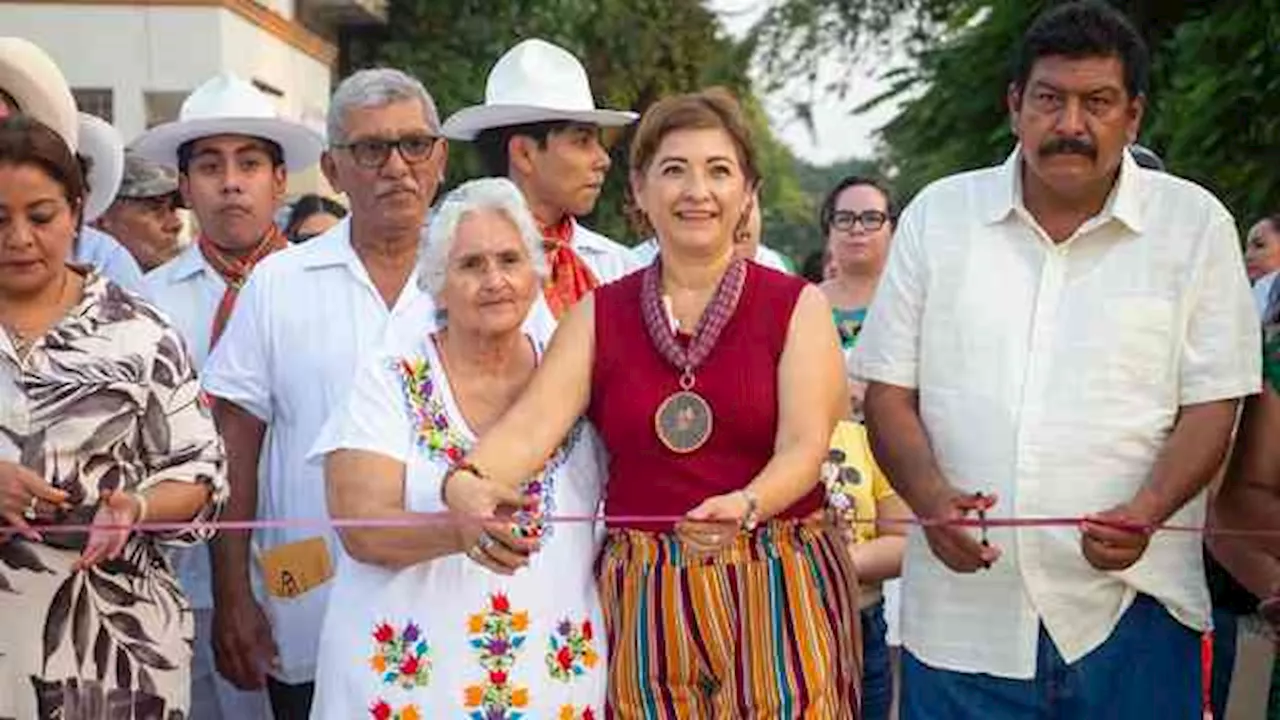 Con nueva calle pavimentada se fortalece desarrollo urbano de Álamo: Alcaldesa