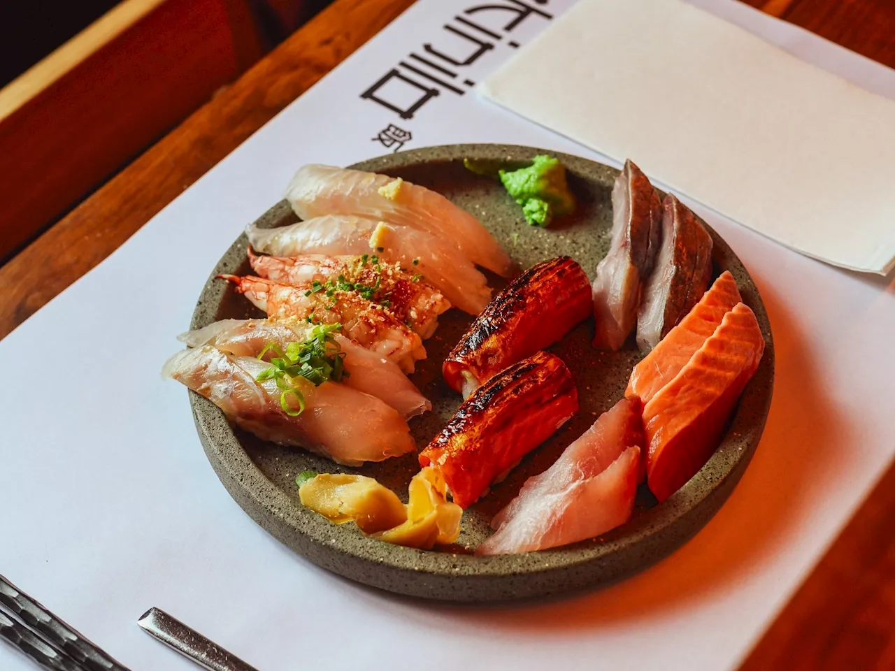 En Chacarita como en Tokio, un restaurante para 12 personas: sushi y brochetas a la parrilla con música en vinilo de fondo