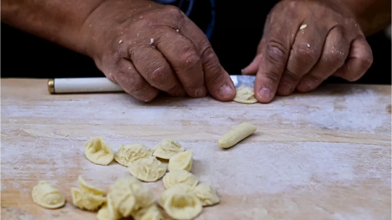 La guerra delle orecchiette a Bari, dopo i sequestri protestano le pastaie