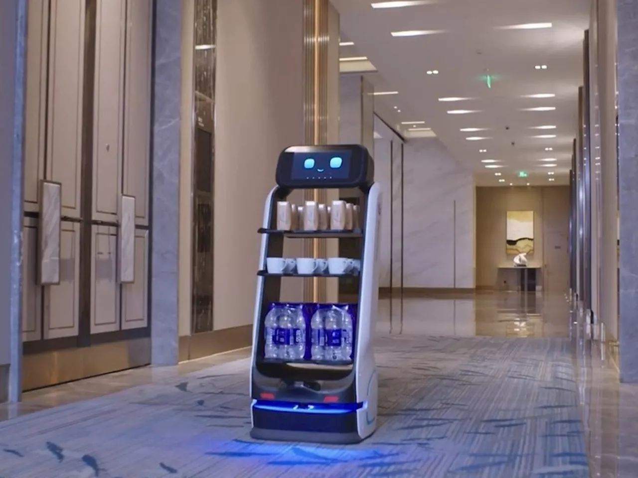 '¿Qué te puedo servir?': los mozos robots ya están entre nosotros, no piden propina y son cada vez más 'humanos'