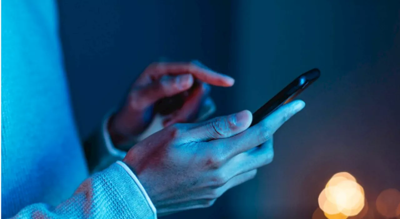 Smartphone, l'uso ridotto a massimo due ore al giorno per i giovani: cosa prevede l'ordinanza