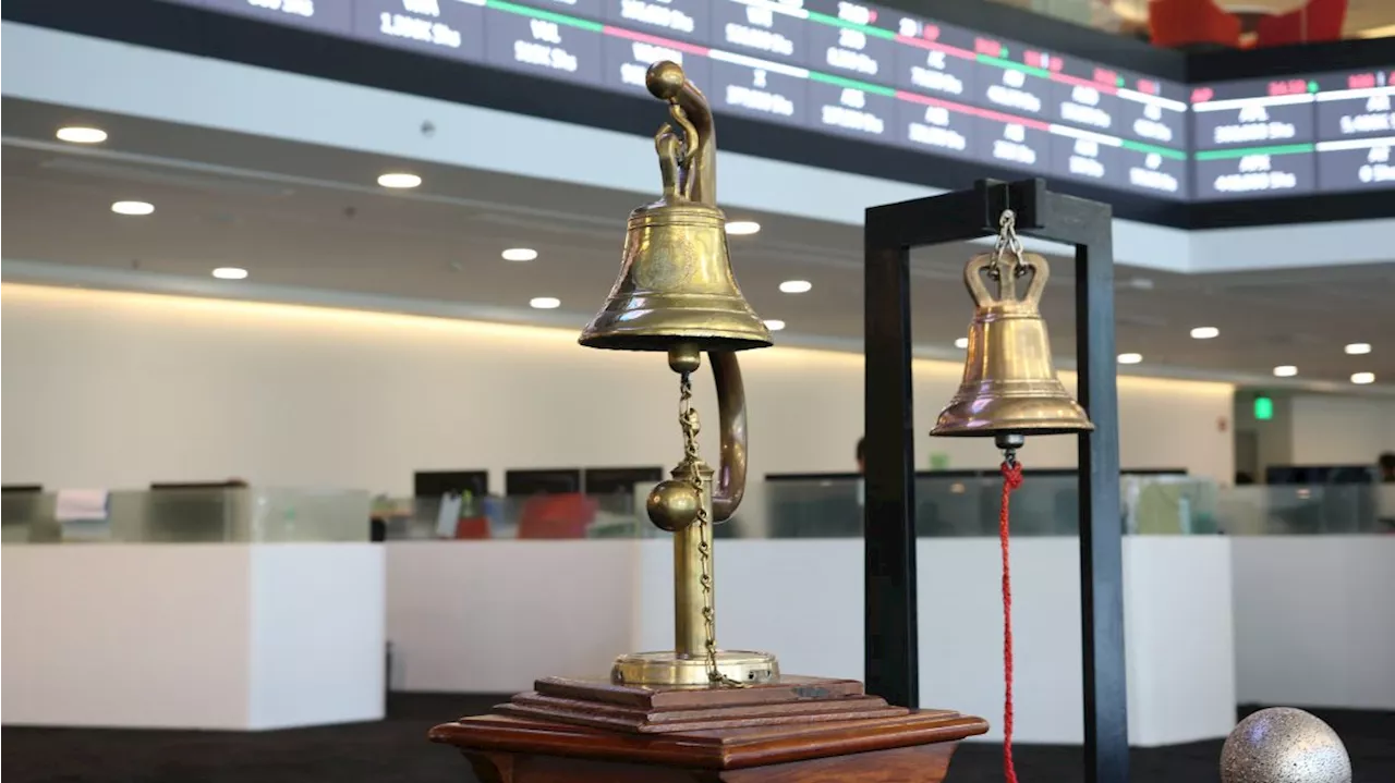 PSEi ends week with slight gain, peso closes at 56.95 a dollar