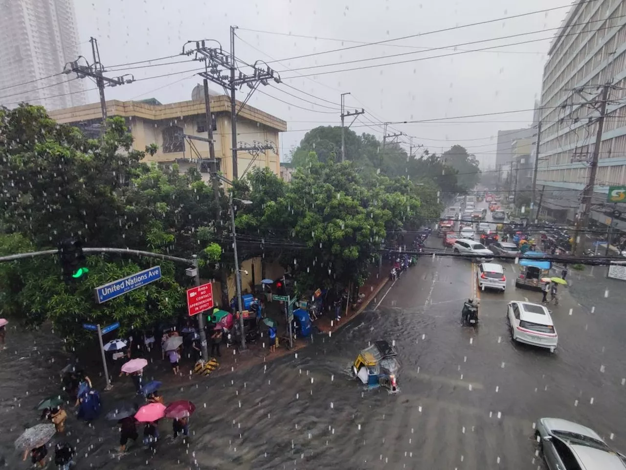 Flash floods hit Metro Manila, stranding commuters, causing heavy traffic