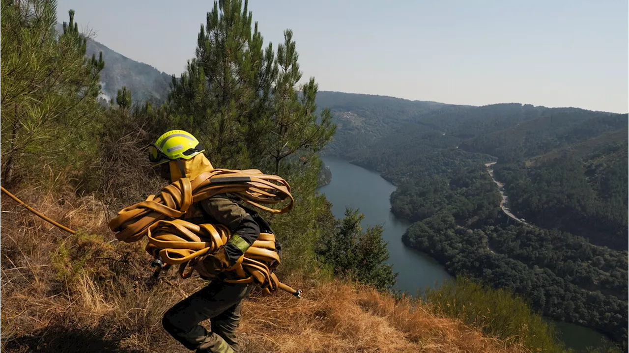 Vigile del fuoco affronta un incendio boschivo in Galizia