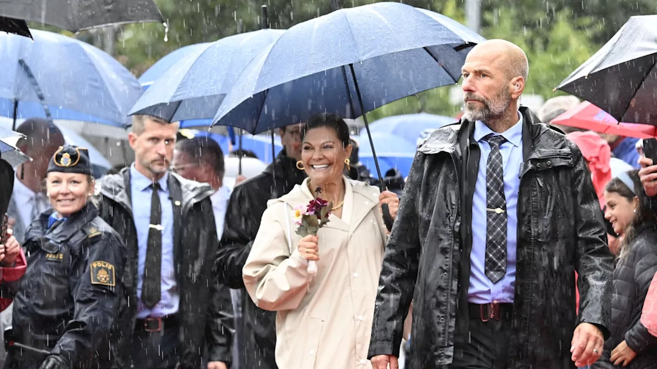  Regen ist ihr egal: Sie zeigt das schönste Royal-Lachen