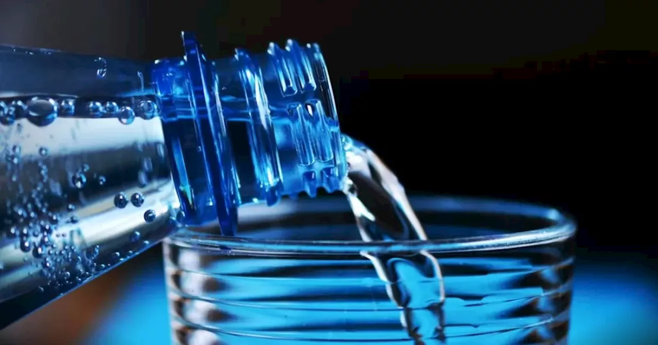 Beneficios y riesgos del agua con gas, según especialistas