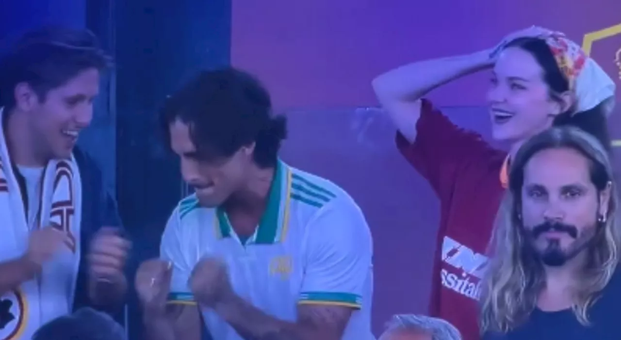 Damiano David (insieme alla fidanzata Dove Cameron) sugli spalti dell'Olimpico per Roma-Bologna: l'esultanza al gol