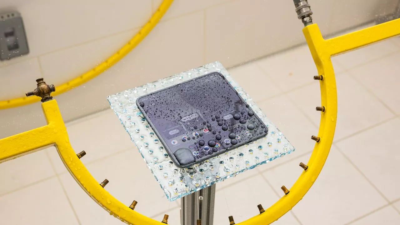 「Pixel」端末が潜り抜けた耐久テストをグーグルのラボで目撃した