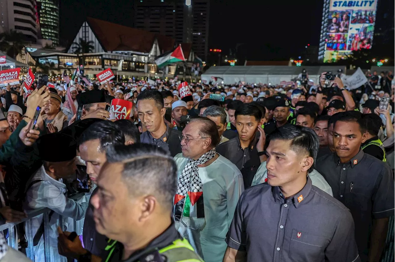 Anwar arrives at Dataran Merdeka for Gaza solidarity event