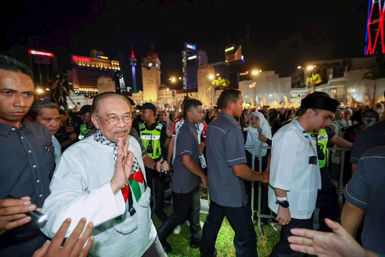 Anwar attends solidarity event for Gaza at Sumud Nusantara Carnival