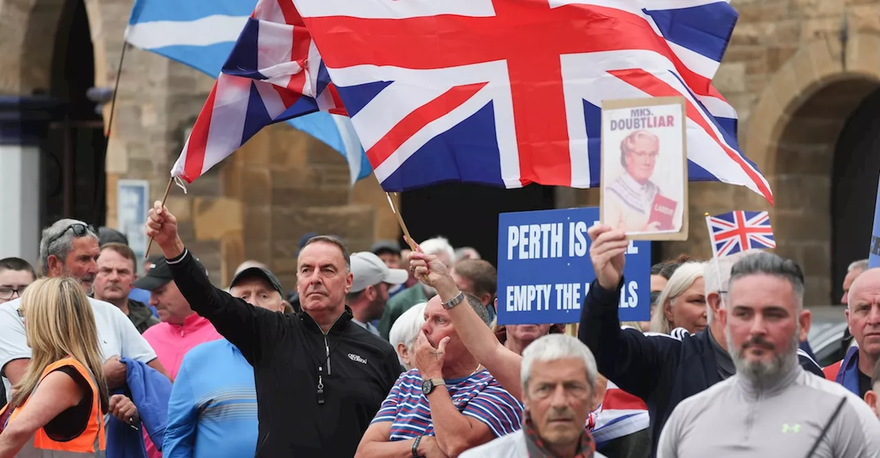 Proteste anti-immigrati scoppia in UK: richiesta di trasferimento dei richiedenti asilo dagli hotel
