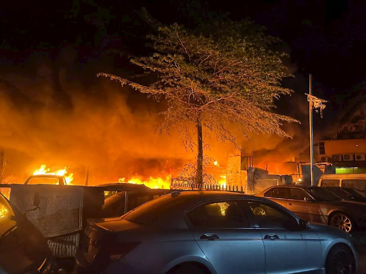 Lebih 40 Kenderaan Dilaporkan Rentung Dalam Kebakaran Bengkel Tayar Di Shah Alam