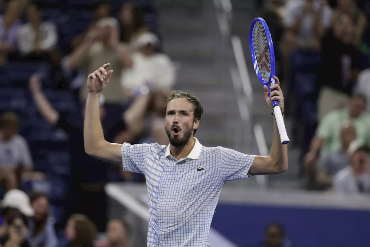 Medvedev's US Open match delayed by booing fans