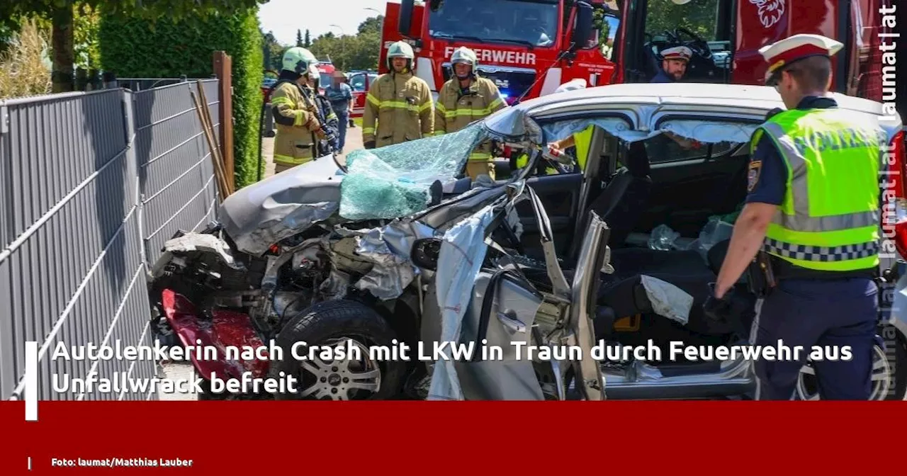 Autolenkerin nach Crash mit LKW in Traun durch Feuerwehr aus Unfallwrack befreit