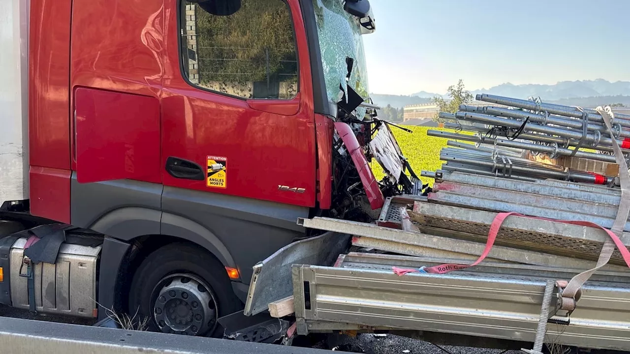 Eschenbach: Anhänger prallt in LKW – ein Verletzter