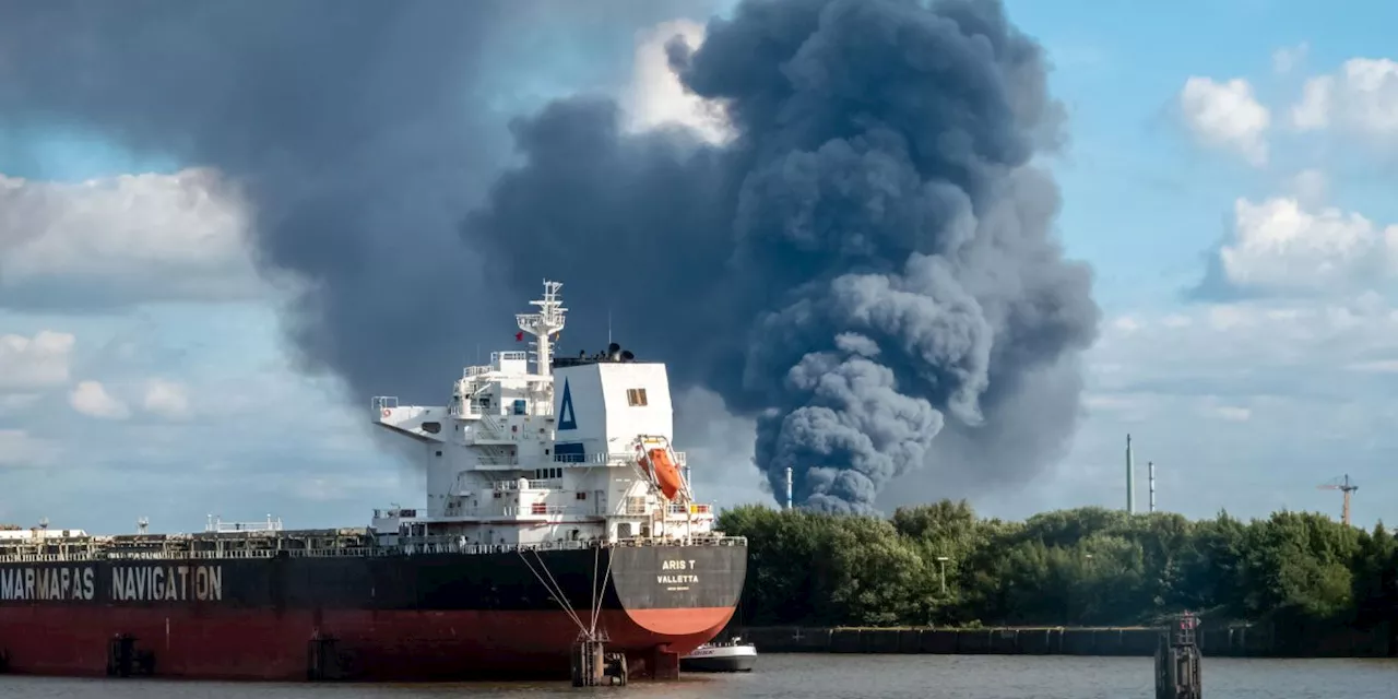 Explosionen in Hamburg: Trümmerteile landen auf Autobahn A1