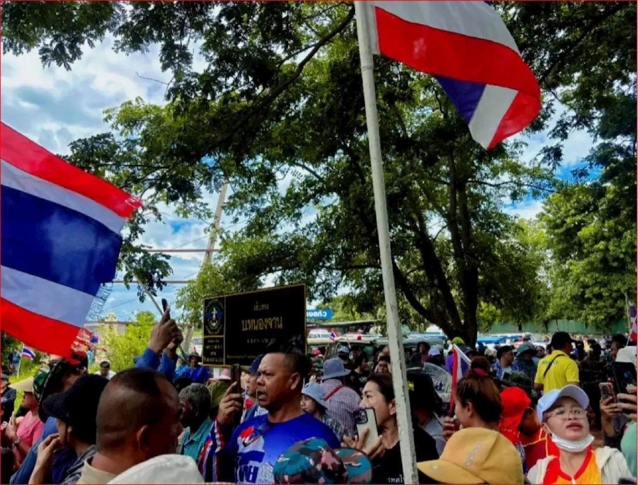 Villagers and nationalist groups rally at Sa Kaeo border to defend Thai territory