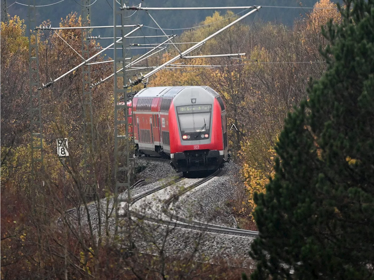 Österreichischer Bahn-Arbeiter in Deutschland von Zug erfasst