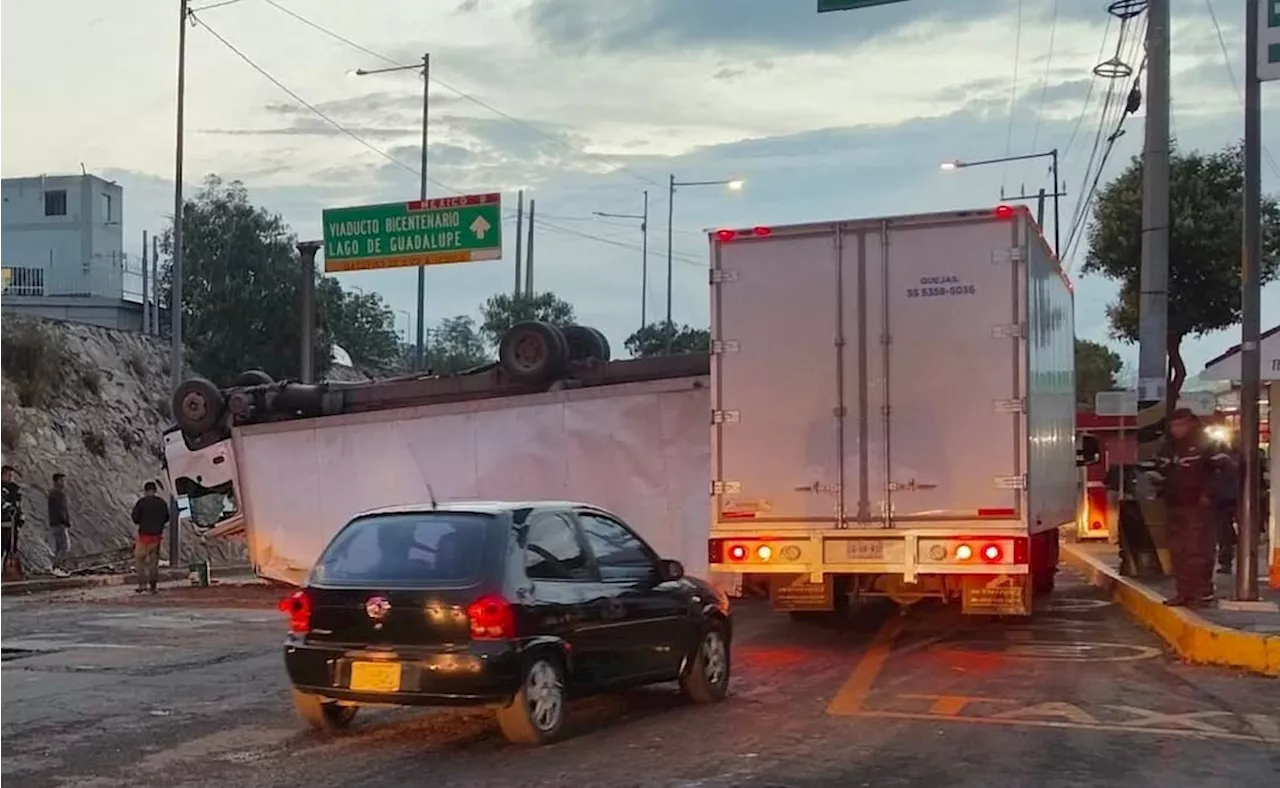 Tráiler cargado con impresoras vuelca en Tlalnepantla; cierre en Gustavo Baz provoca caos vial