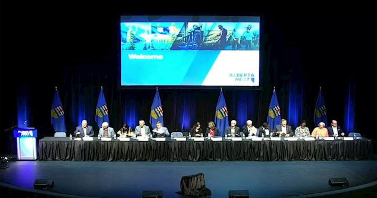 Premier Smith draws approval, punts criticism at Fort McMurray town hall